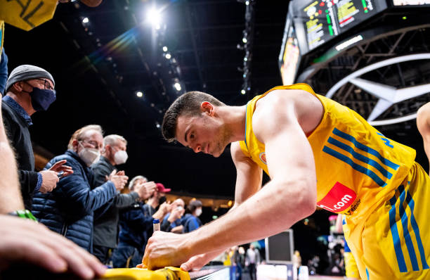 争冠劲旅来 争冠劲旅来